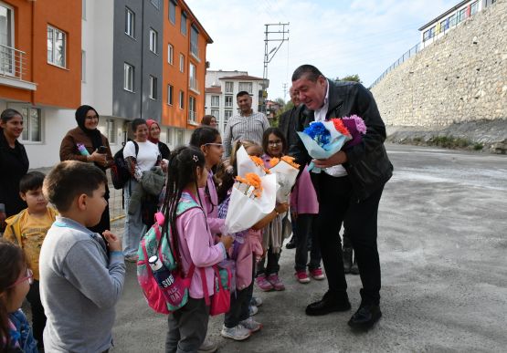 ALAPLI’DA MİNİK ÖĞRENCİLERDEN BAŞKAN TEKİN’E TEŞEKKÜR