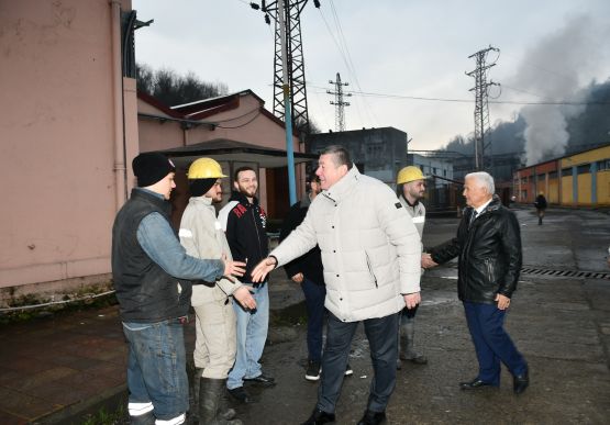 BAŞKAN TEKİN, MESAİYE BAŞLAYAN MADENCİLERİ KUYU BAŞINDAN UĞURLADI...