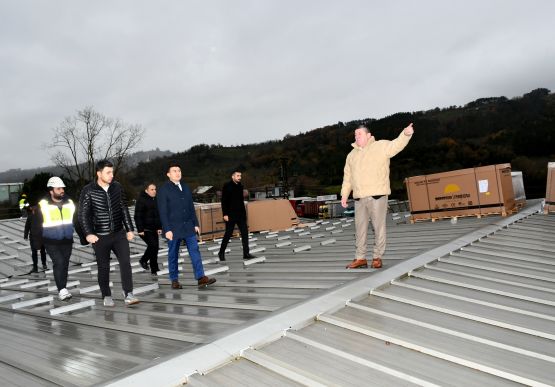 ALAPLI’DA GÜNEŞ ENERJİSİ DEVRİMİ BAŞLADI: İLK PANELİN MONTAJI BAŞKAN TEKİN YAPTI.