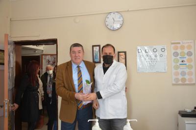 Alaplı Belediye Başkanı Nuri Tekin, 14 Mart Tıp Bayramı dolayısıyla İlçede görev yapan doktor ve sağlık çalışanlarını ziyaret ederek günlerini kutladı.
