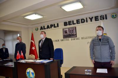 Alaplı Belediye Meclisi’nin Kasım ayı ilk toplantısında İzmir depreminde hayatını kaybeden vatandaşlar için saygı duruşunda bulunuldu.