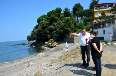 Alaplı Belediyesi, İncivez altı sahilinde taş toplama ve kumsalda temizlik çalışması yaptı.