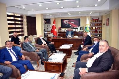 Alaplı Muhtarlar Derneği Başkanı Midat Mandacı ve yönetim kurulu üyeleri Alaplı Belediye Başkanı Nuri Tekin’i ziyaret etti.