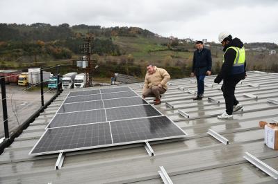 ALAPLI’DA GÜNEŞ ENERJİSİ DEVRİMİ BAŞLADI: İLK PANELİN MONTAJI BAŞKAN TEKİN YAPTI.