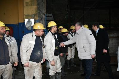 BAŞKAN TEKİN, MESAİYE BAŞLAYAN MADENCİLERİ KUYU BAŞINDAN UĞURLADI...